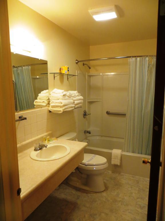 Chief Motel Custer Room photo