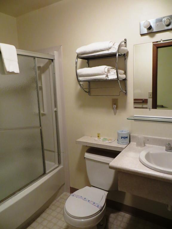 Chief Motel Custer Room photo